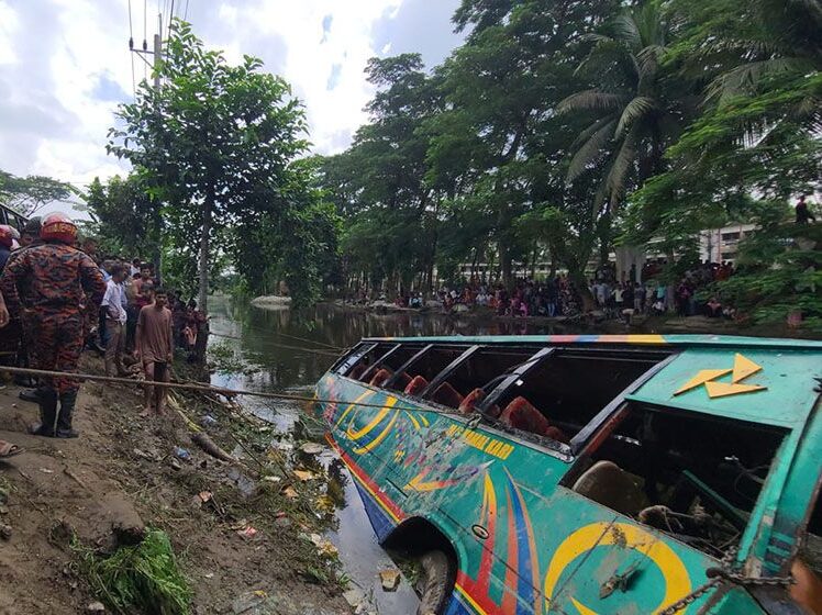 লক্ষ্মীপুরে নিয়ন্ত্রণ হারিয়ে খালে যাত্রীবাহী বাস, নিহত ৫
