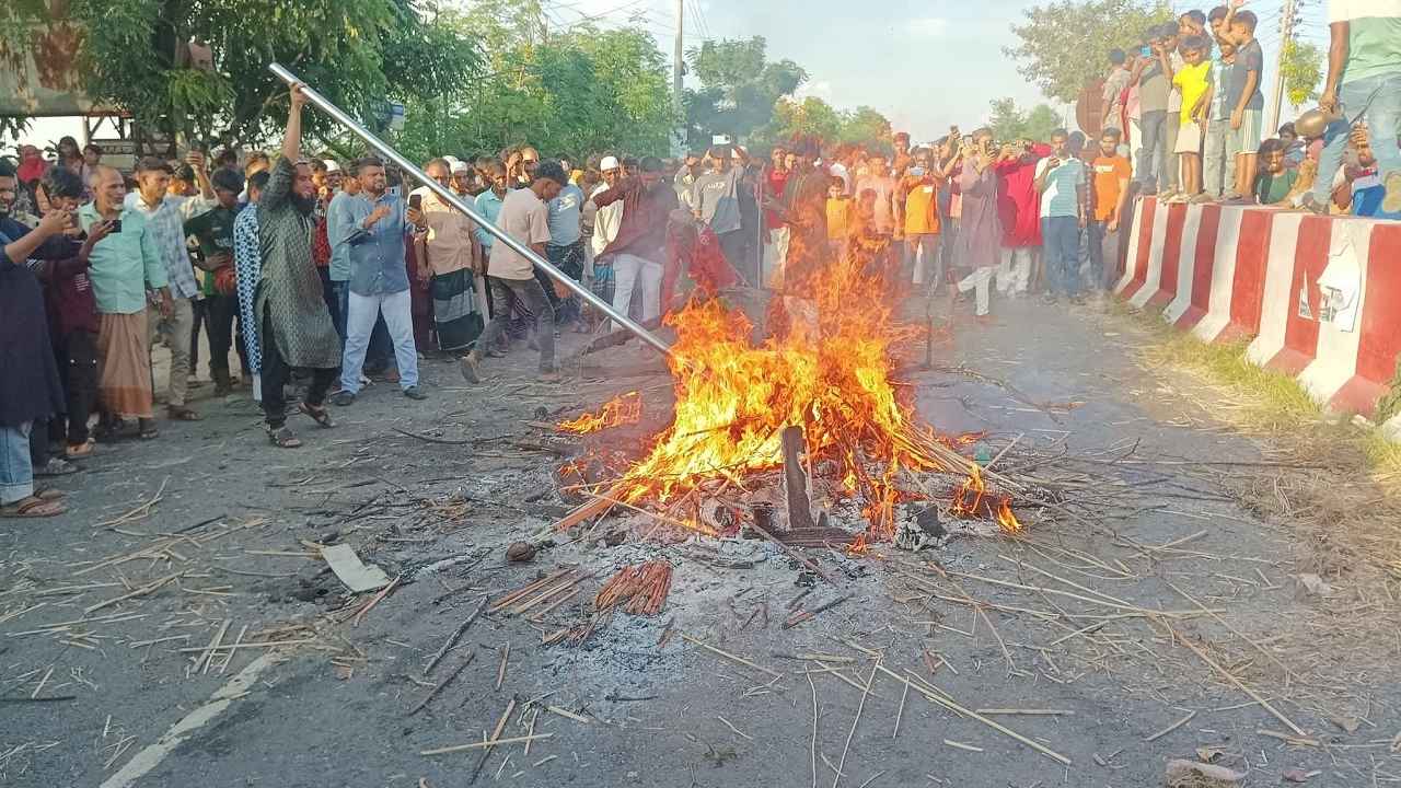 নিজেকে ইমাম মাহাদি দাবি করা নুরাল পাগলার লাশ পোড়ালো জনতা