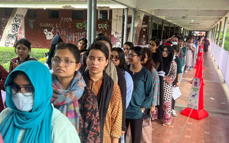 যথাসময়ে শুরু হয়েছে ডাকসু ভোট কার্যক্রম