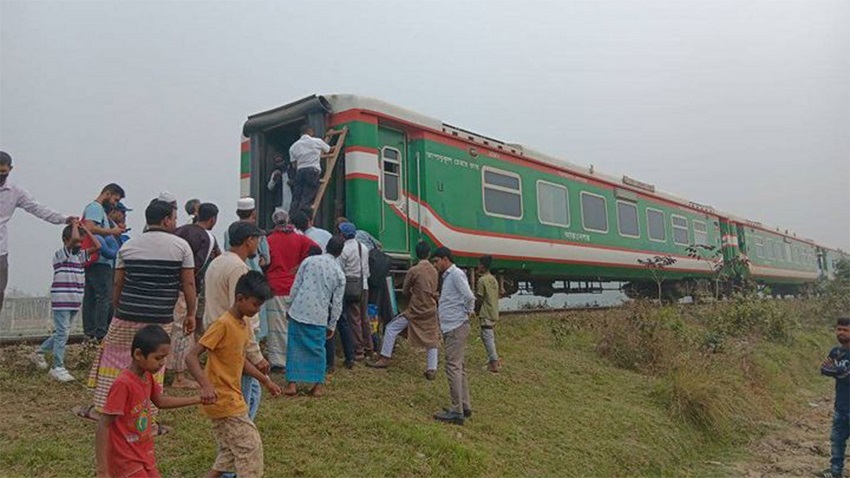কালনী এক্সপ্রেস ট্রেনের তিনটি বগি বিচ্ছিন্ন