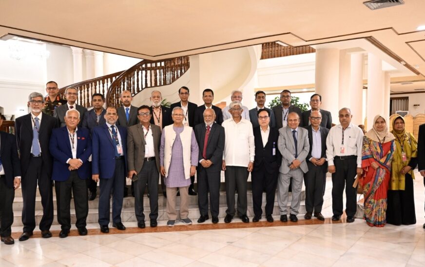 নির্ধারিত ছয় মাসের আগেই নতুন বেতন কাঠামো চূড়ান্ত হবে: প্রধান উপদেষ্টাকে কমিশন চেয়ারম্যান