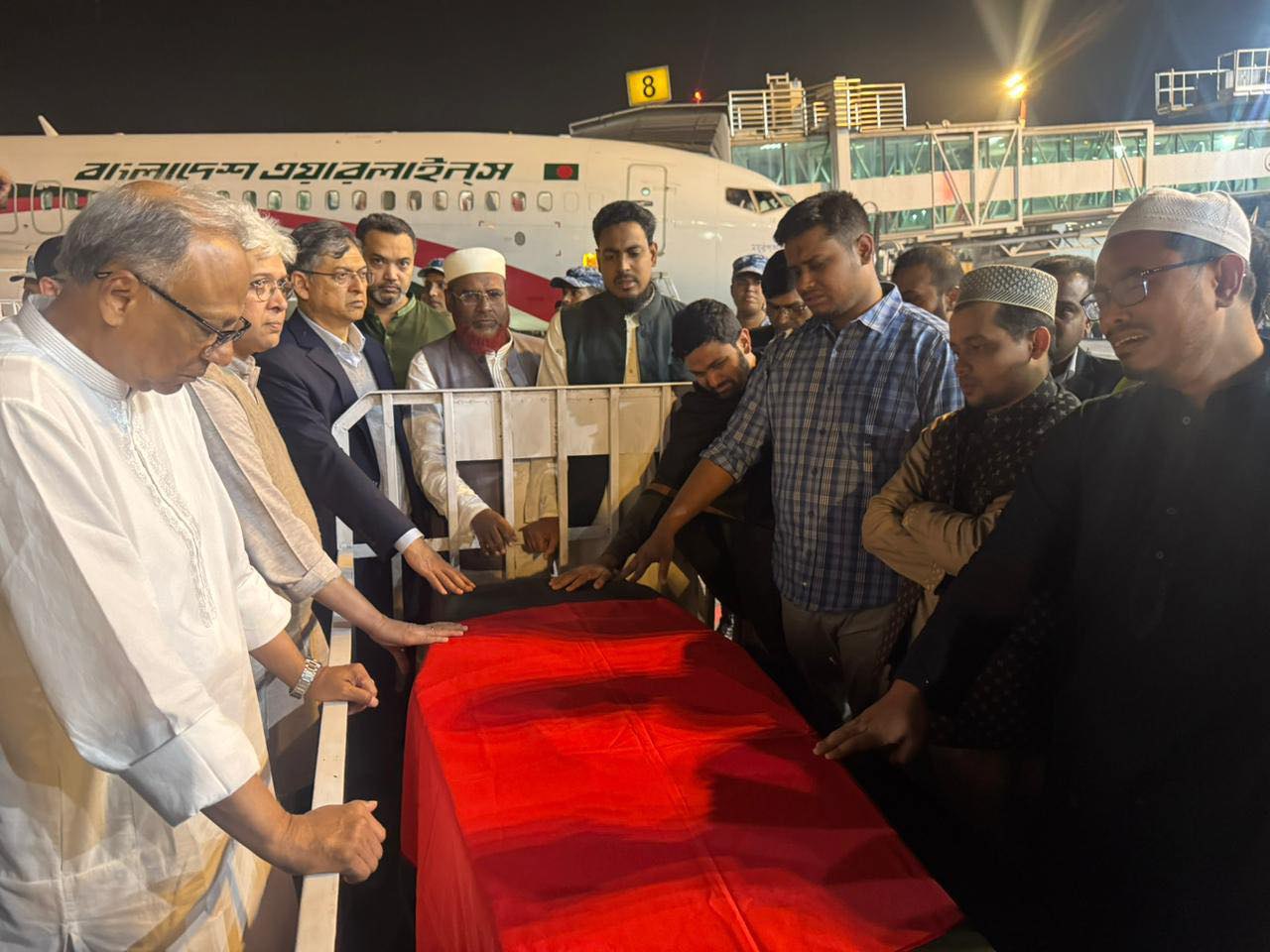 মাতৃভূমিতে ফিরলেন বিপ্লবী হাদি