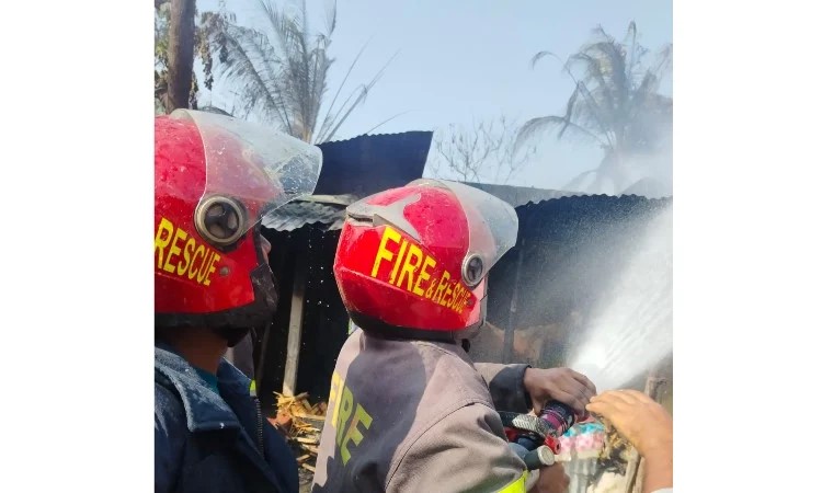 বাঁশখালীতে অগ্নিকাণ্ডে বসতঘর পুড়ে ছাই
