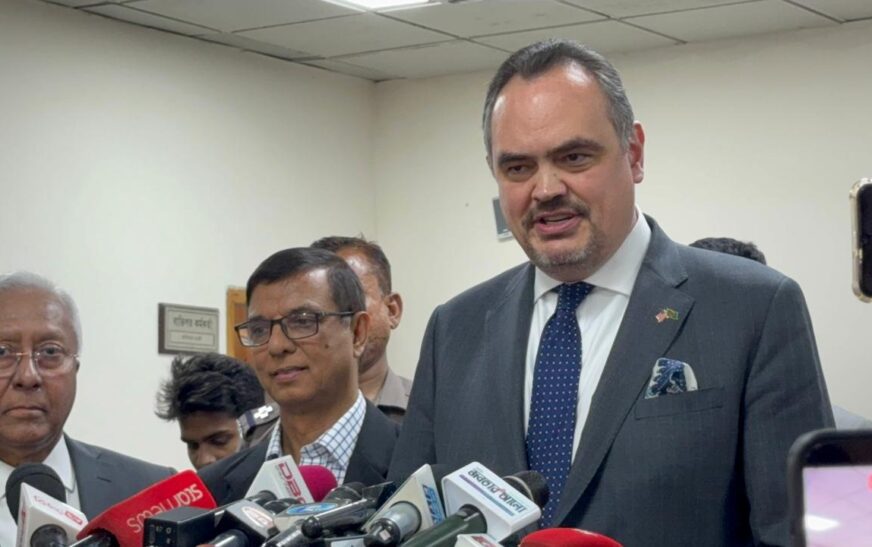 নির্বাচনে কোনো পক্ষ নেবে না যুক্তরাষ্ট্র: মার্কিন রাষ্ট্রদূত