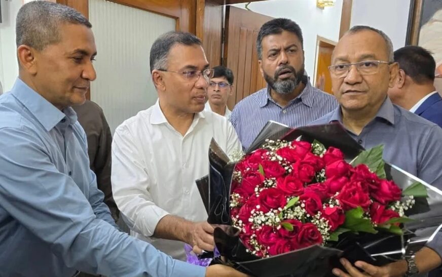 তারেক রহমানকে ফুলেল শুভেচ্ছা জানাল যুবদল