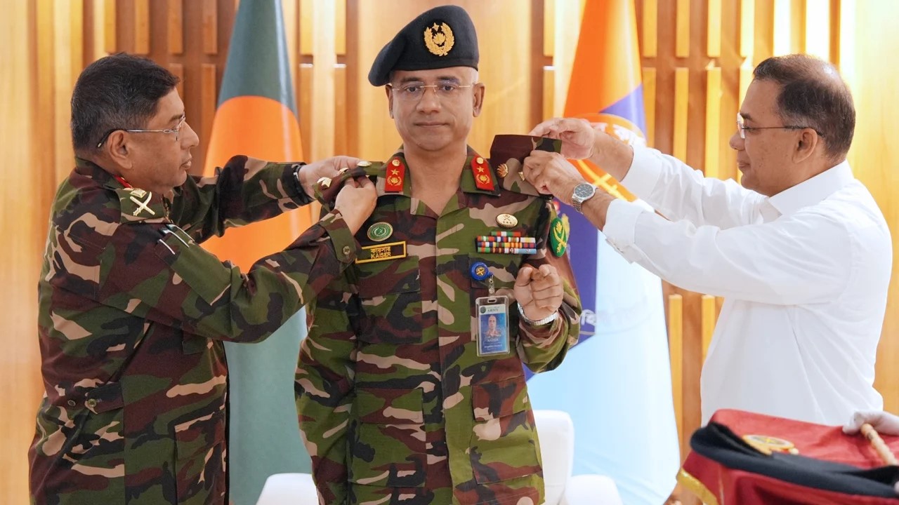 পদোন্নতিপ্রাপ্ত ২ সেনা কর্মকর্তাকে র‌্যাঙ্ক ব্যাজ পরালেন প্রধানমন্ত্রী