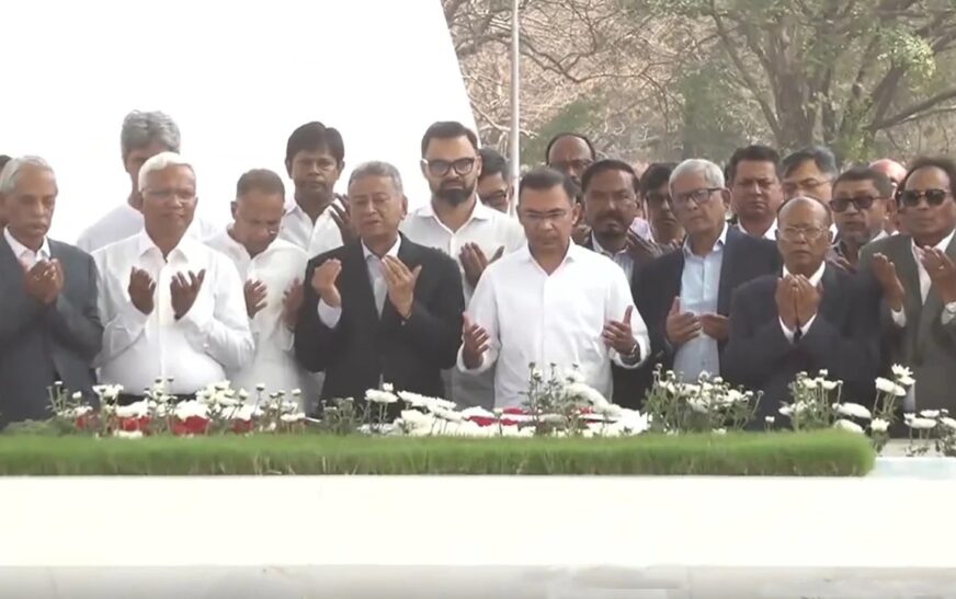 জিয়াউর রহমান ও খালেদা জিয়ার সমাধিতে প্রধানমন্ত্রীর শ্রদ্ধা