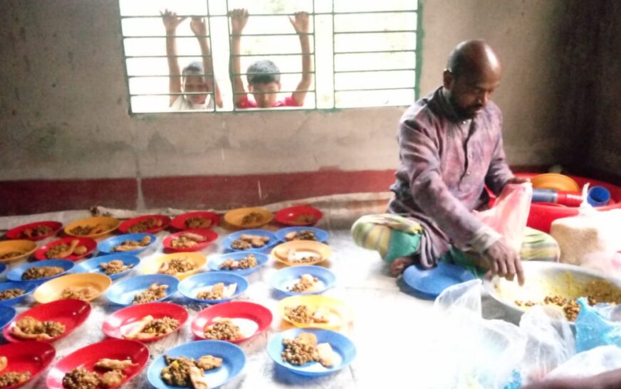 পটুয়াখালীতে ইফতার প্রস্তুতিতে মানবতার অনন্য দৃষ্টান্ত