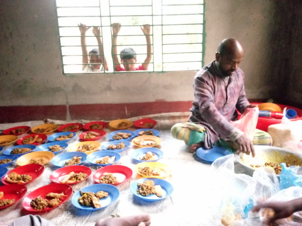 পটুয়াখালীতে ইফতার প্রস্তুতিতে মানবতার অনন্য দৃষ্টান্ত