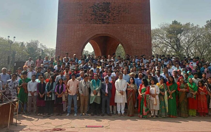 জাবিতে সমবেত কণ্ঠে জাতীয় সংগীতের মাধ্যমে গণতান্ত্রিক নবযাত্রার সূচনা
