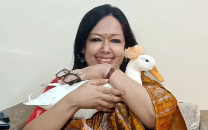 ভোটে জিতে হাঁস কোলে নিয়ে সংবাদ সম্মেলনে এসে যা বললেন রুমিন ফারহানা