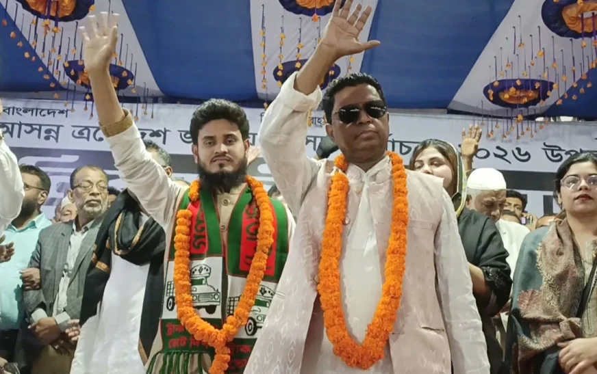 ট্রাক ছেড়ে জাহাজে চড়লেন গণ অধিকারের প্রার্থী