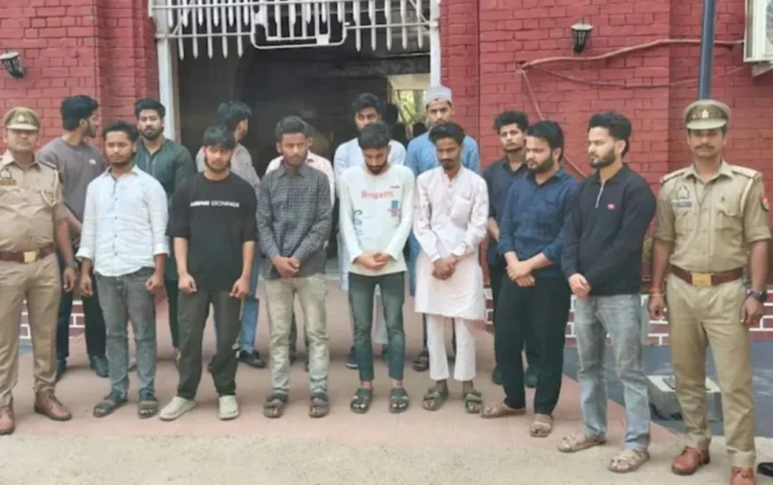 ভারতে গঙ্গা নদীতে নৌকায় ইফতার আয়োজন, গ্রেপ্তার ১৪