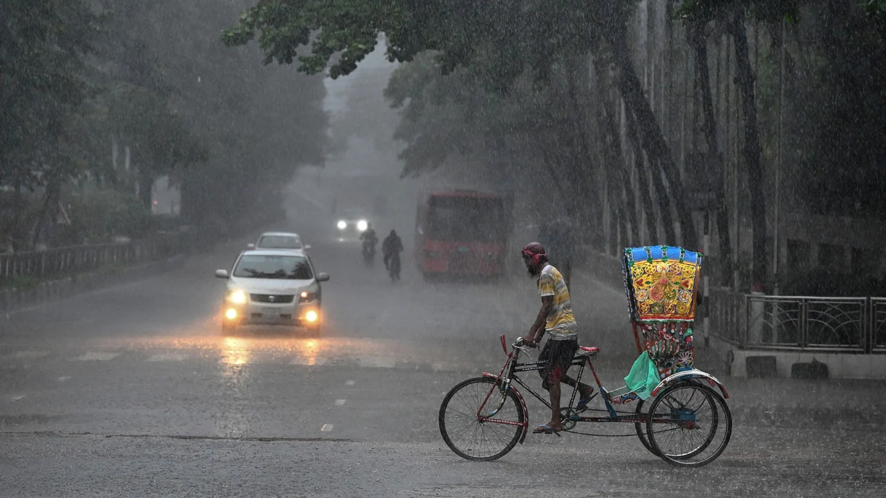 সারা দেশে বজ্রবৃষ্টির যে আভাস দিল আবহাওয়া অধিদপ্তর