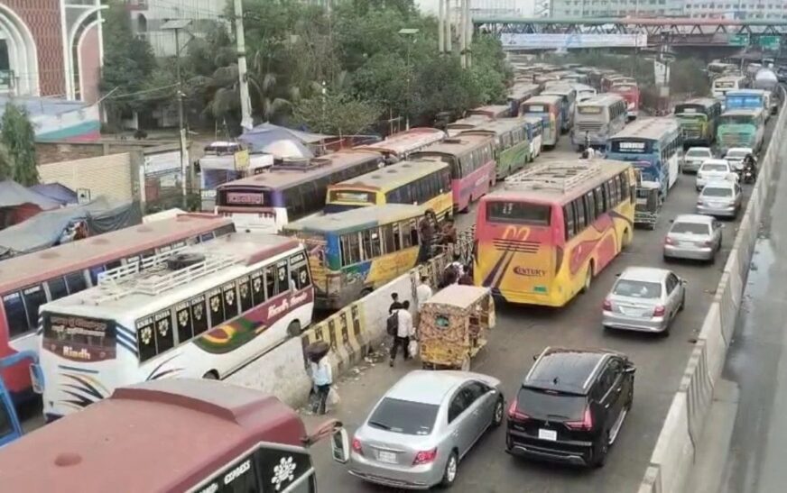 গাজীপুর মহাসড়কে যানবাহনের দীর্ঘ সারি, গাড়ি চলছে ধীর গতিতে