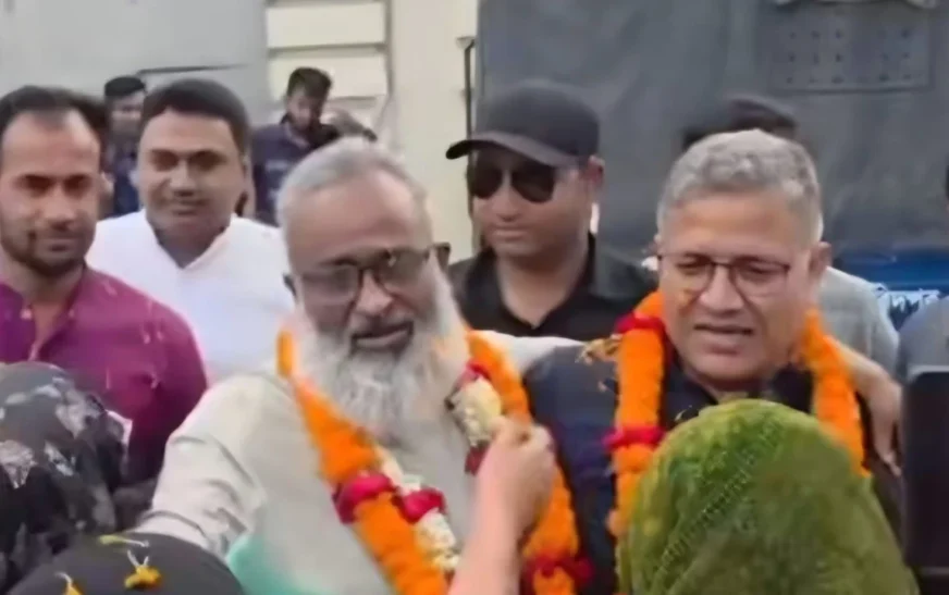 জেলগেটে আ.লীগ নেতাকে ফুলের মালা দিয়ে বরণ করলেন বিএনপির এমপি