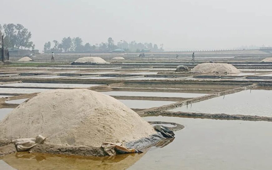 কুতুবদিয়ায় মাঠে লবণের কেজি ৪ টাকা, লোকসানে চাষিরা