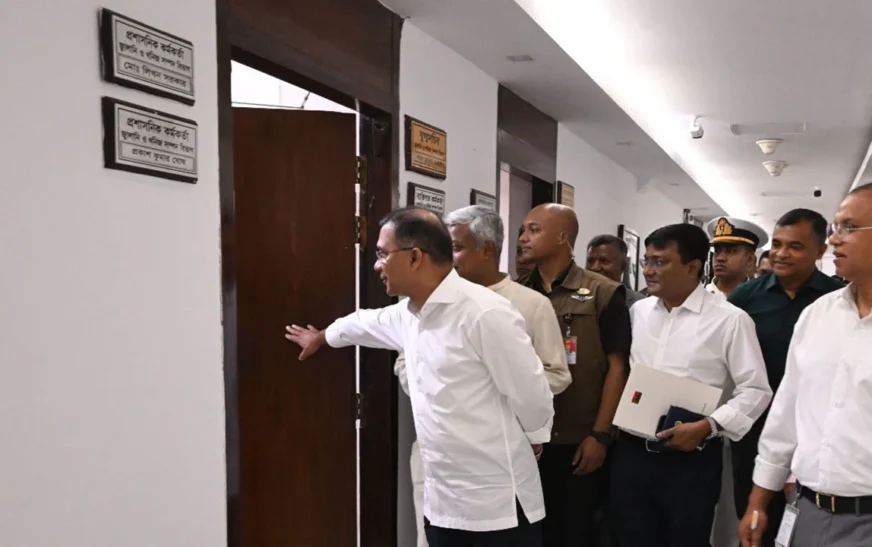 বিভিন্ন মন্ত্রণালয়ে আকস্মিক পরিদর্শন প্রধানমন্ত্রীর