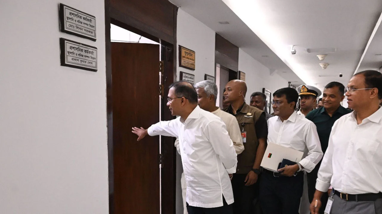 বিভিন্ন মন্ত্রণালয়ে আকস্মিক পরিদর্শন প্রধানমন্ত্রীর