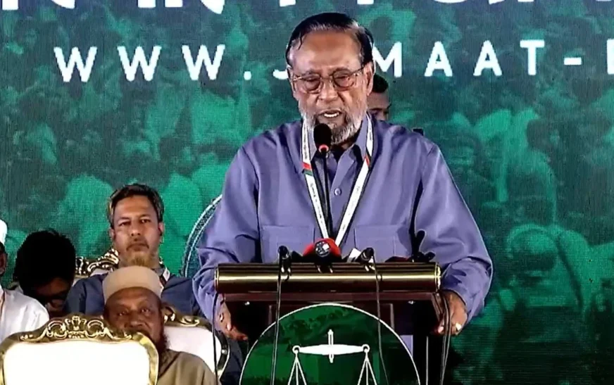 যারা কান কথা বলে ও তেল মারে, তাদের থেকে দূরে থাকেন