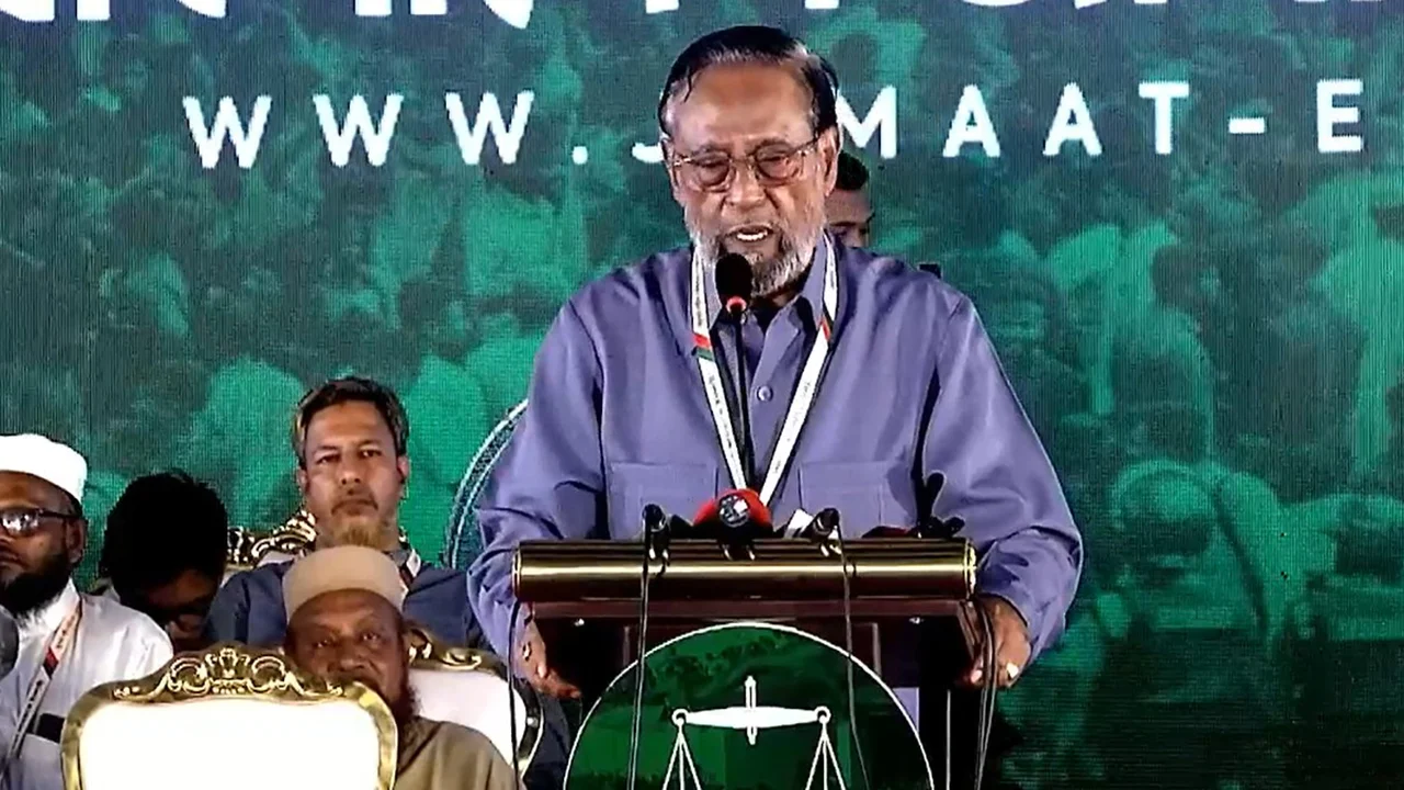 যারা কান কথা বলে ও তেল মারে, তাদের থেকে দূরে থাকেন