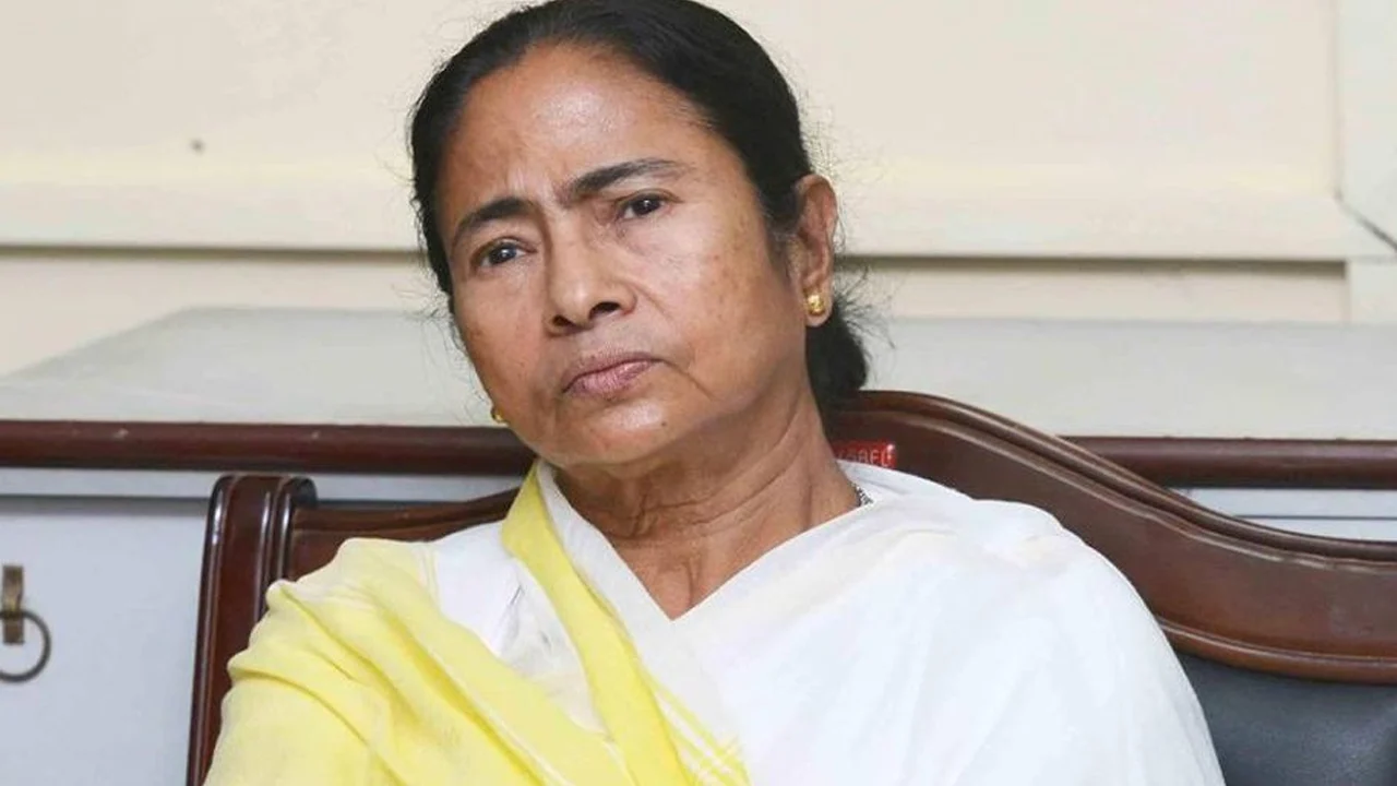 মমতা ব্যানার্জীর রাজনৈতিক ভবিষ্যৎ এখন কোন পথে
