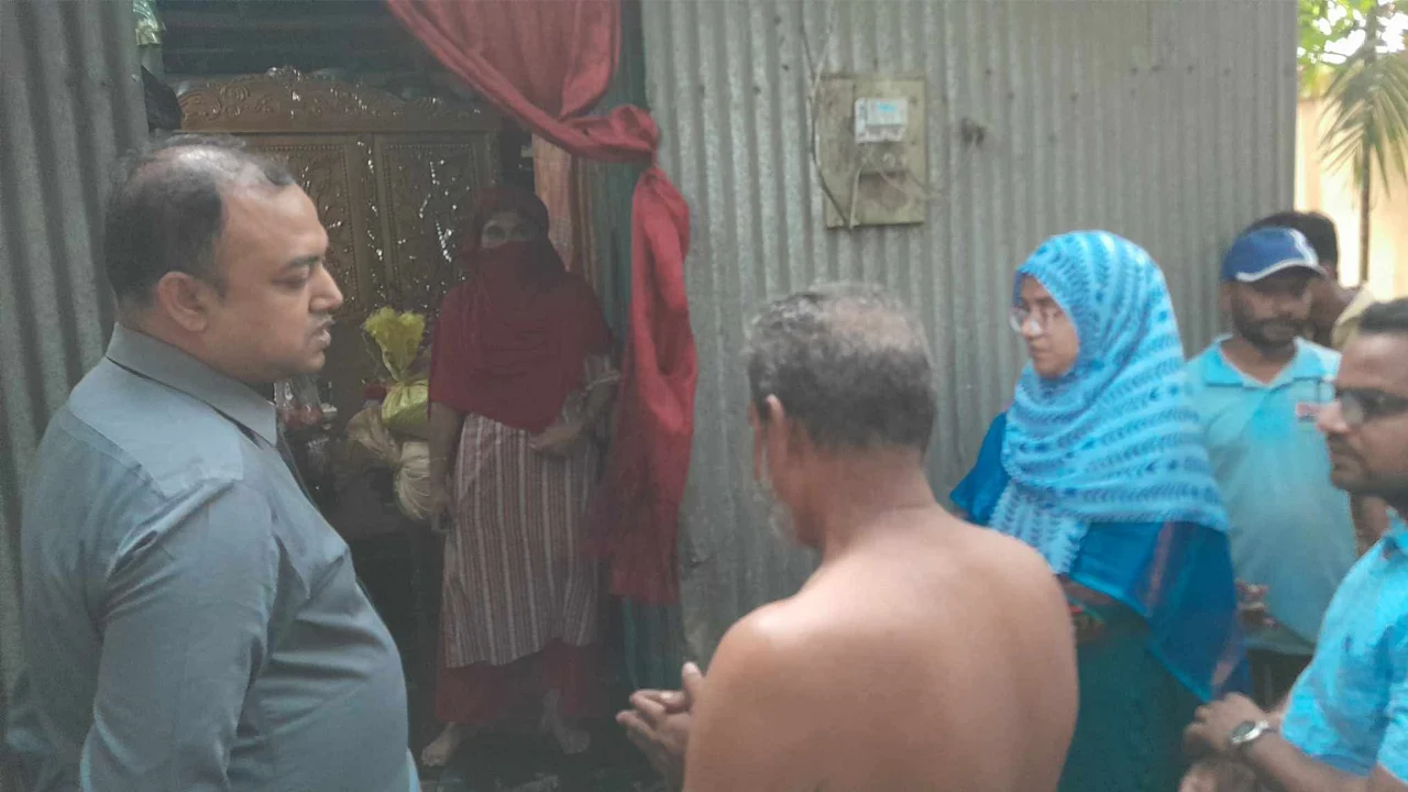 তেল মজুত করে অতিরিক্ত দামে বিক্রি, এক নারীকে জরিমানা